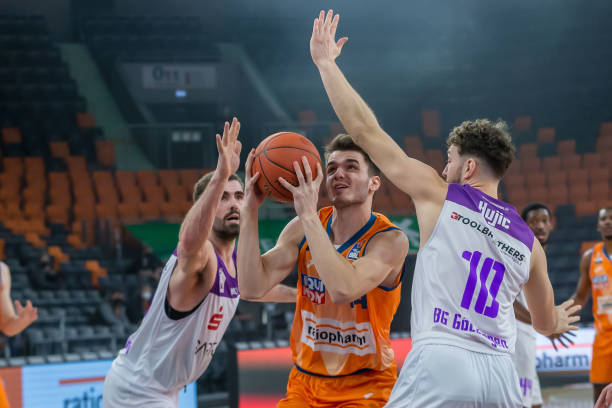 场均超过5 场均超过5