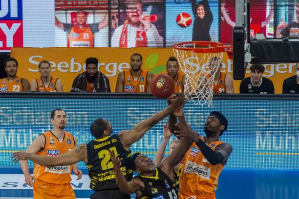 岸线和极富 岸线和极富